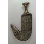 Arabischer Krummdolch / Jambiya, prächtiger Dolch mit Metallklinge, Scheide mit reichen
