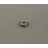 Zierlicher Ring, Weißgold 750, mit Diamantsplitter, RG 17mm