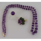 3 Teile Amethyst Schmuck, Brosche "Veilchen", Gelbgold 585, Blätter aus Nephrit, Blüten aus Amethyst