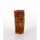Kleiner Pinselbecher, Horn/Bein, auf der Wandung Darstellung einer hinduistischen Gottheit, h. 55mm