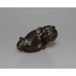 Kleiner Tempelhund, China 18./19.Jh., Bronze, h. 3cm / l. 5cm
