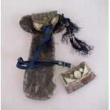 Schlagfeuerzeug und Tasche, Tibet Anfang 20.Jh., Schlagkante Metall, Griff und Tasche Leder