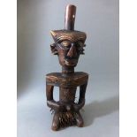 Knieende männliche Figur, DR Kongo, Pflanzenfaser / Holz geschnitzt, h. 40cm