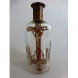 Eingericht, Kruzifix mit Marterwerkzeug in Glasflasche, h. 12cm