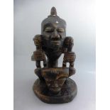 Hockende Figur, zwischen Knie und Kopf 2 Kinderfiguren, Kopfschmuck, DR Kongo, h. 33cm,