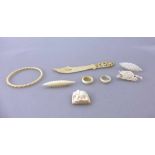 Konvolut Schmuck u.a. aus Bein, 1.H.20.Jh., tlw. wohl Erbach, Armreif, Ringe, Broschen,