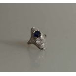 Art Deco Diamantring, WG 750, besetzt mit Altschliff-Diamanten, mittig Saphir und Diamant, die