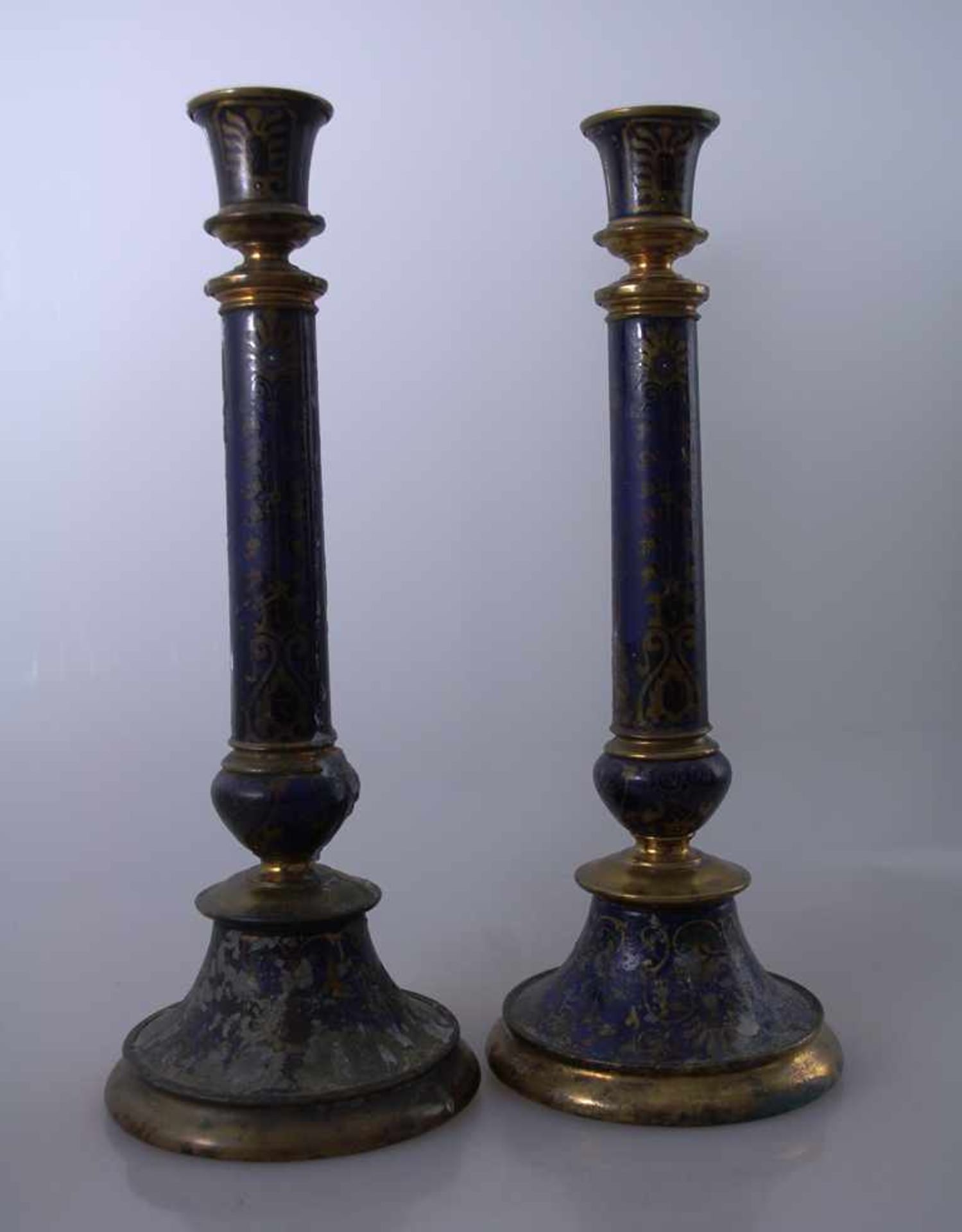 Paar Kerzenleuchter, wohl Frankreich 19.Jh., Metall blaugrundig mit Floral- u. Golddekor, tlw. ber.,
