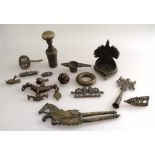 15 Kleinobjekte, Bronze, Südostasien, 19.Jh. und früher, Bronze, Gelbguss u.a., Stempel, Glocken,