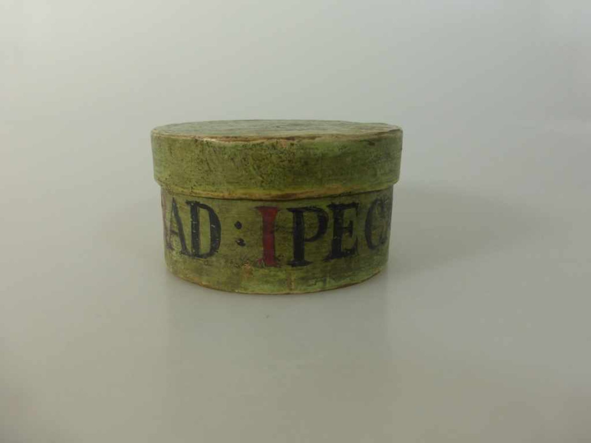 Apothekerdose um 1800, runde Spanschachtel beschriftet "RAD: IPECAC:" / Ipecacuanhawurzel oder