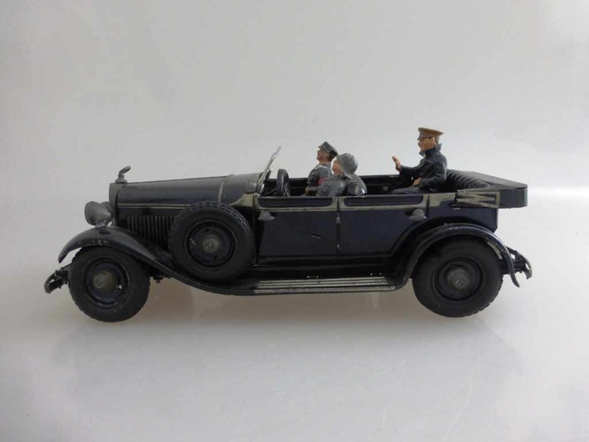 Tippco, "Führerwagen" mit drei Massefiguren (u.a. A.H. im Regenmantel), um 1935, l. 23cm, Blech