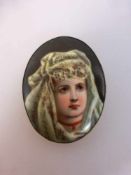 Brosche um 1900, Porzellanmalerei, Portrait einer Frau mit Kopftuch und Korallenkette, 54mm x 42mm