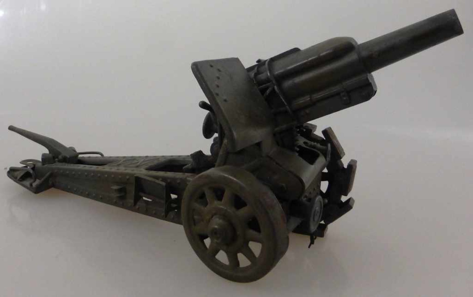 Blechspielzeug um 1930, Feldkanone, Blech lackiert, eine Schaufelkette fehlt, l. 27cm, passend zu