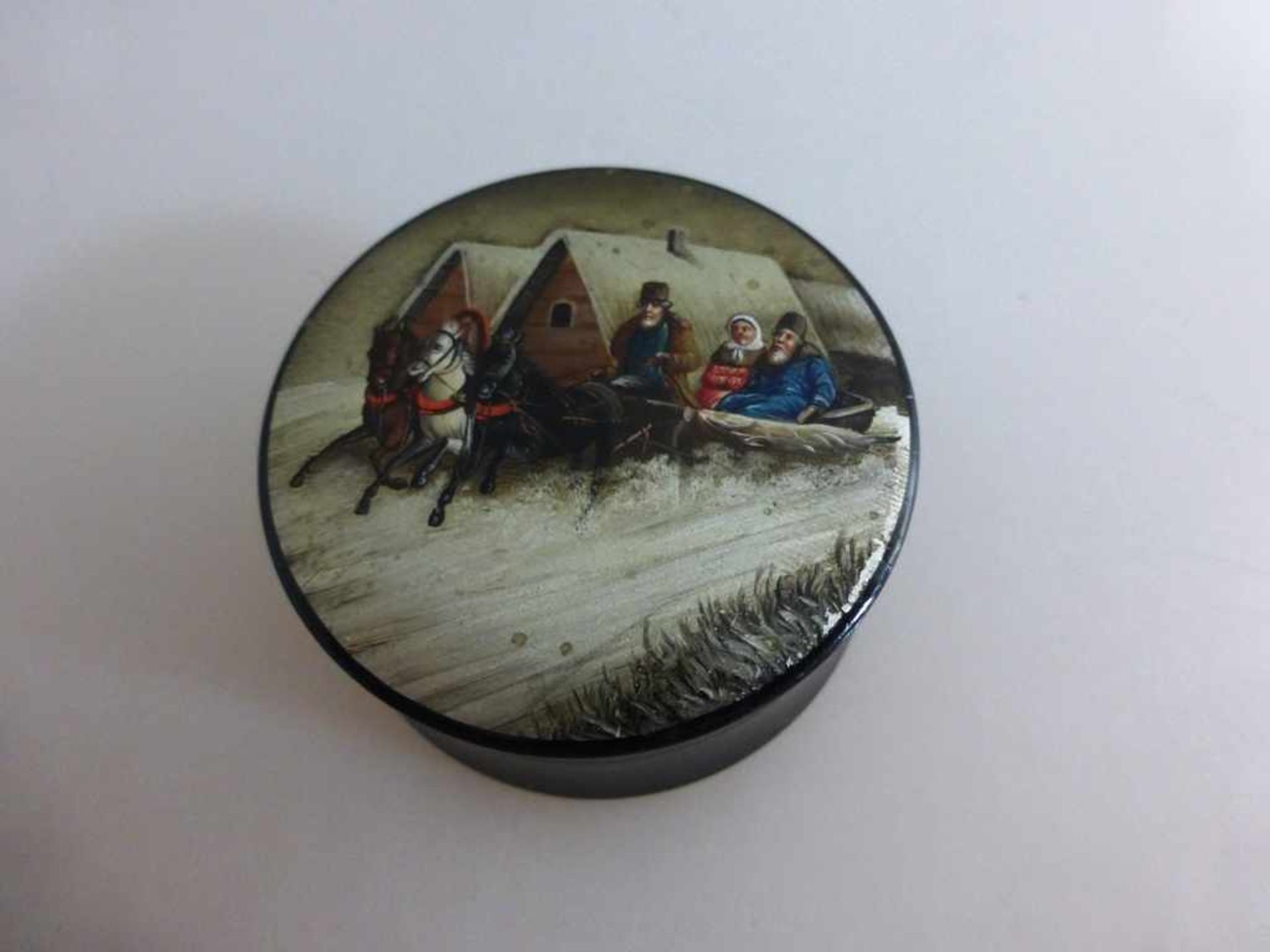 Lackdose, Russland um 1900, "Schlittenfahrt im Schnee", 2 goldene Stempelmarken im Deckel, wohl