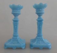 Paar Kerzenleuchter, 19.Jh., blaues Pressglas, h. 20,5cm
