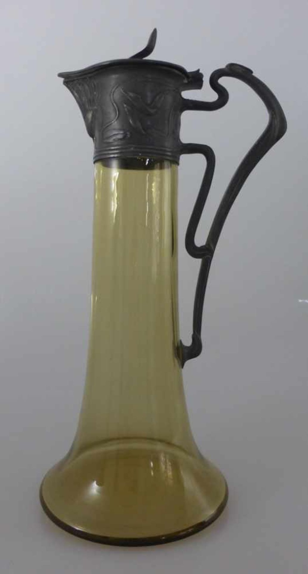 Jugendstil Karaffe um 1910, Glas mit Zinnmontierung im zeittypischen Dekor, h. 29cm