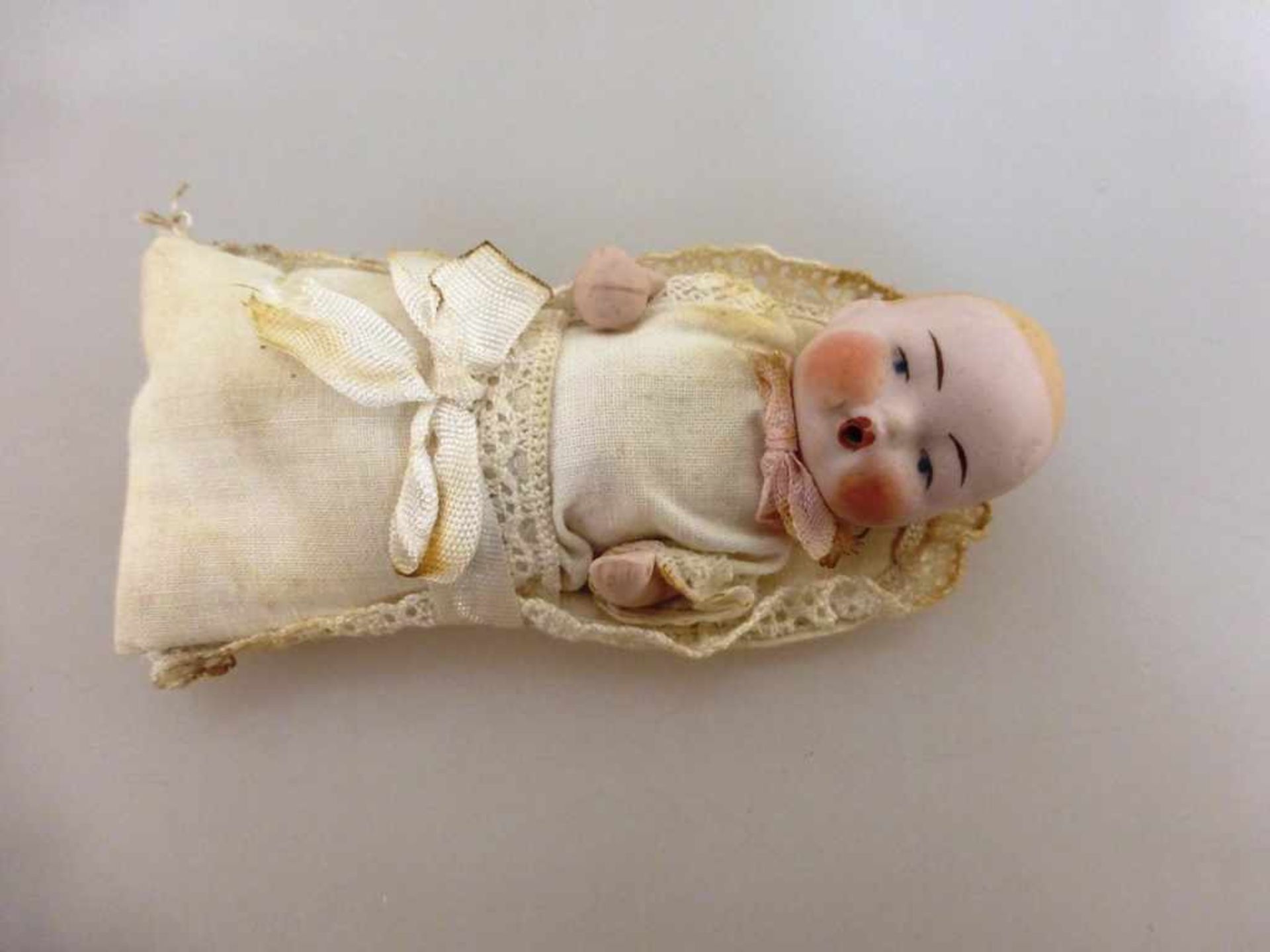 Babypuppe, Bisquitporzellan um 1900, l. 12cm