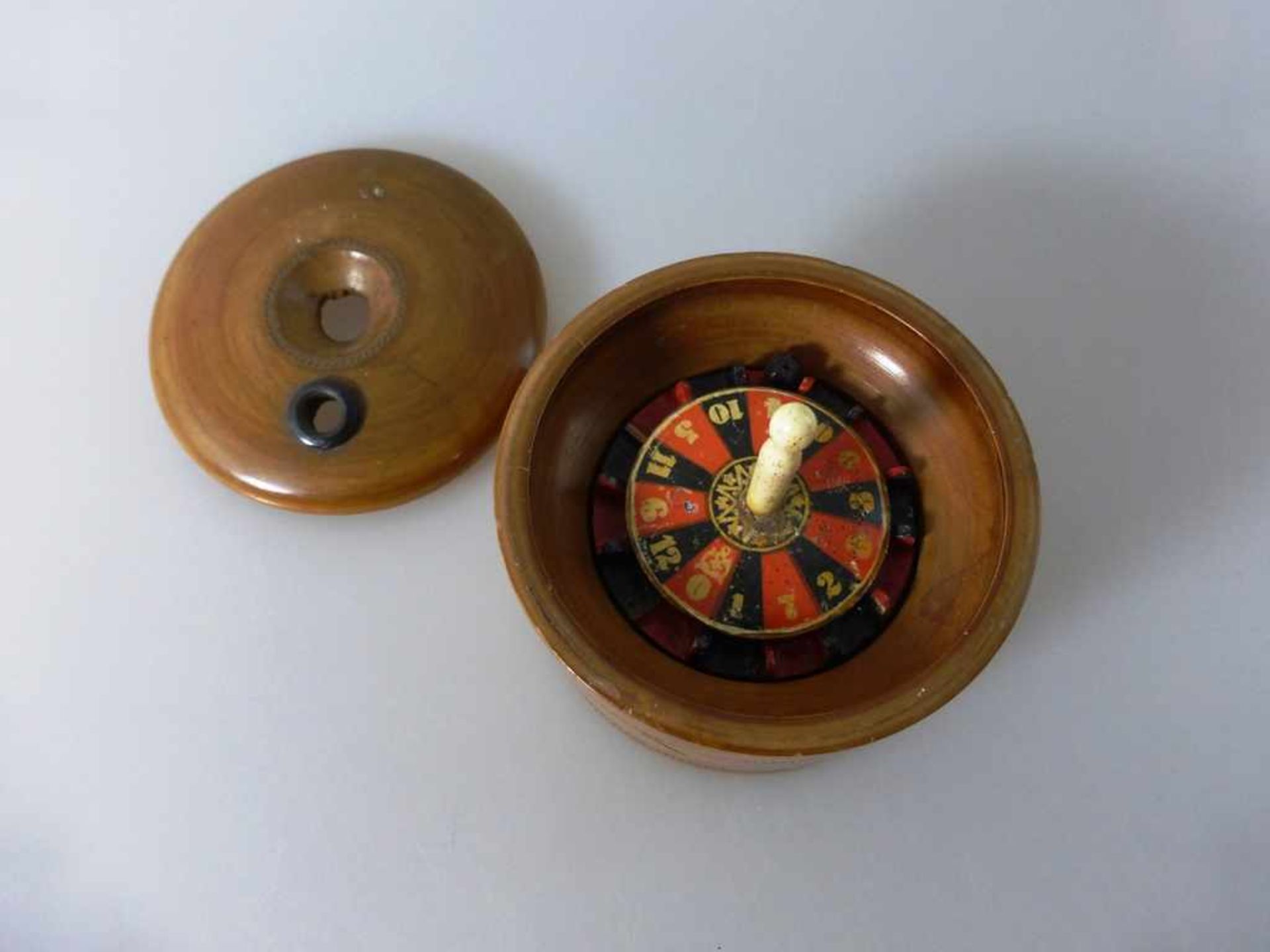 Kleines Roulette Spiel um 1900, Holz / Bein, d. 8,5cm, h. 7cm