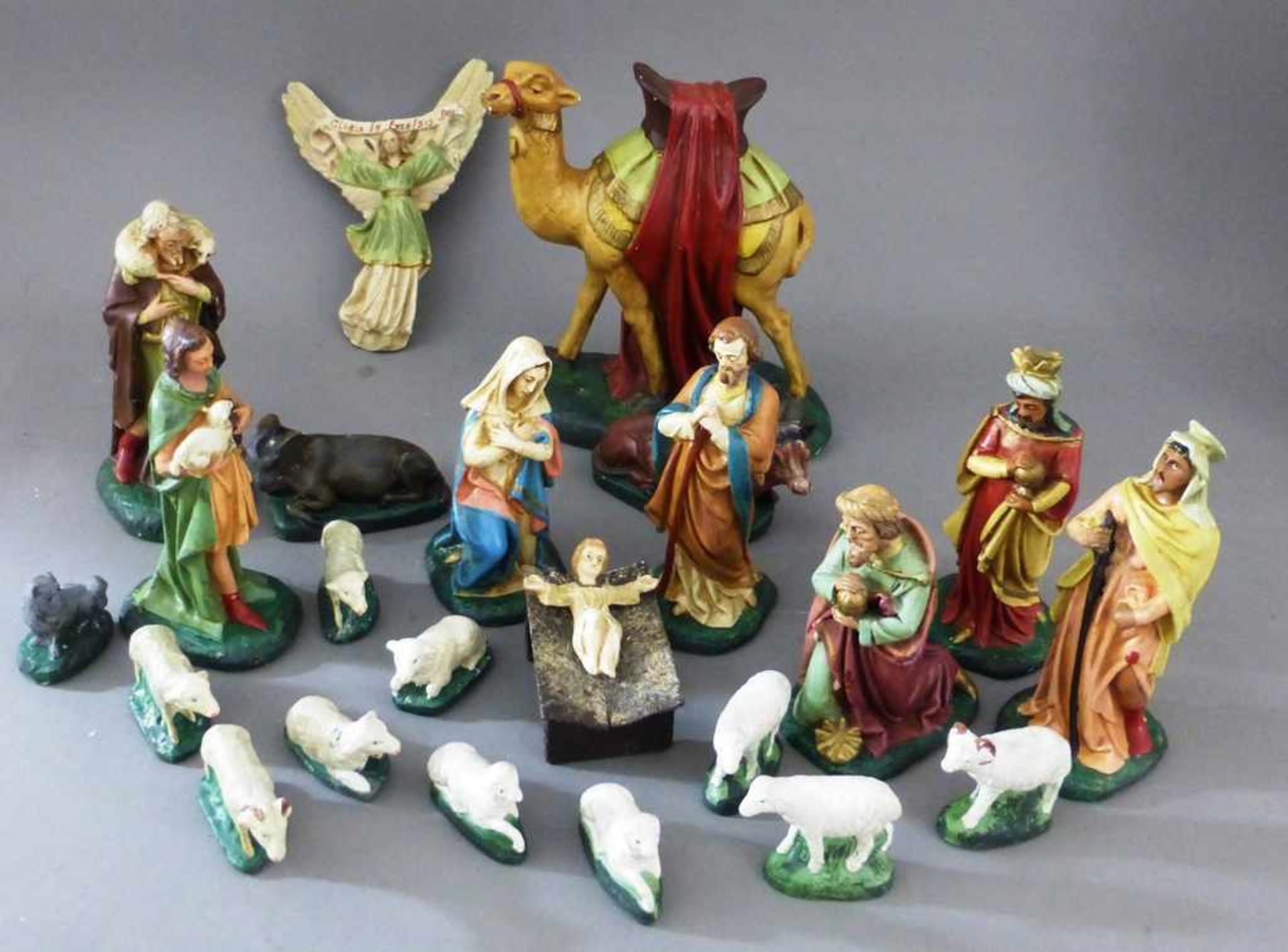 Krippenfiguren um 1950, Gipsguss fabrig gefasst, komplette Szene mit Hirten, Könige, Tierfiguren,