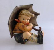 Hummelfigur - Geborgen, gem. Goebel, Nr. 152, sitzender Junge mit Regenschirm, polychrom