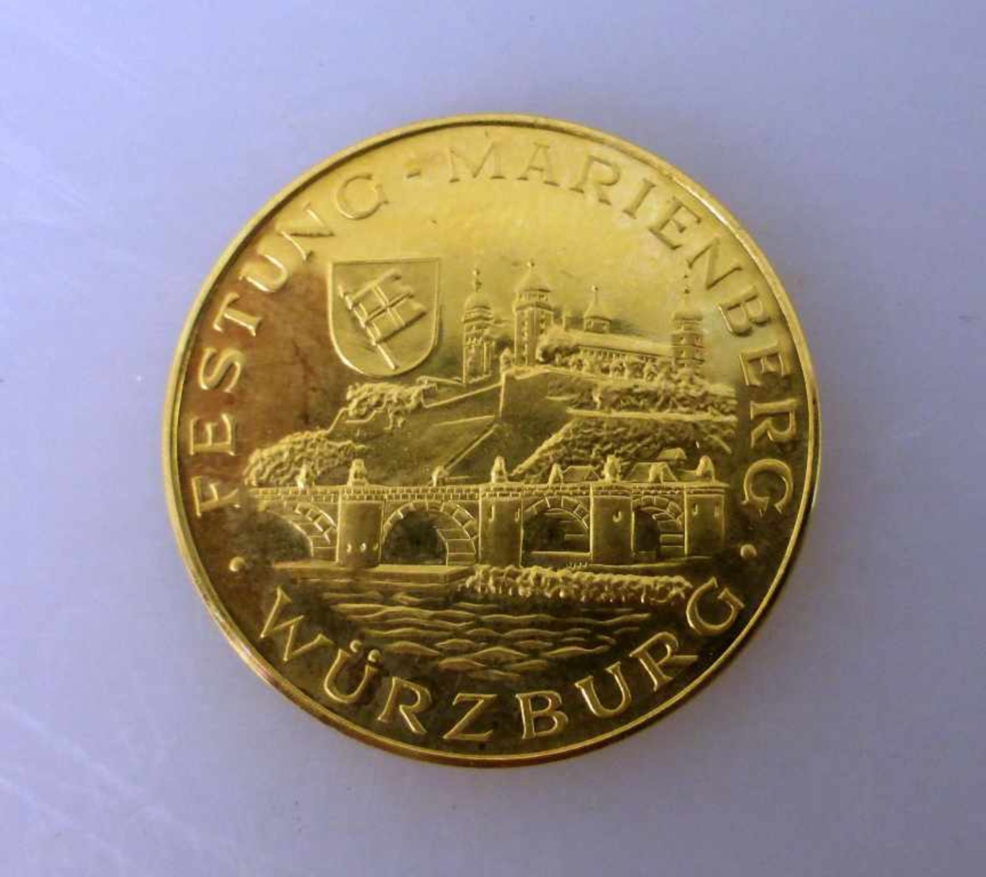 Goldmedaille Würzburg, Ansicht der Residenz / Festung Marienberg, Feingehalt 333, d. 26mm