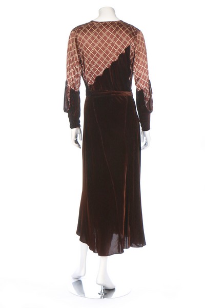 A group of mainly daywear in autumnal shades, 1930s, five ensembles, - Image 6 of 8