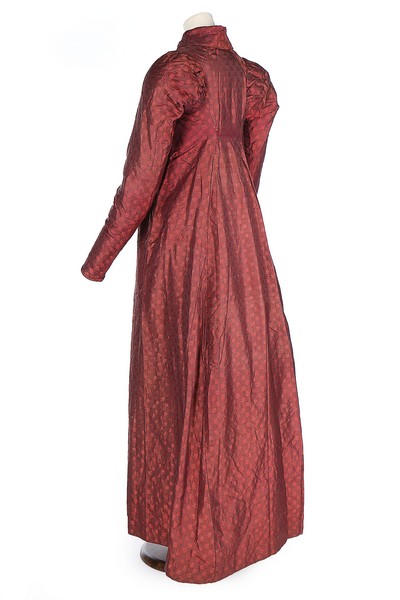A red and black jacquard changeable silk morning/deshabille robe, circa 1810-15, - Image 2 of 8
