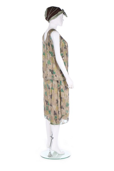 A printed lamé cocktail dress, the fabric 1930s, made in a 1920s style, - Bild 3 aus 8