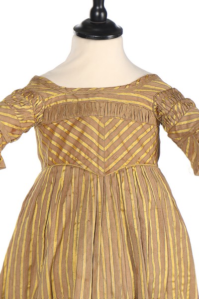 A striped satin girl's dress, late 1830s, with high V-shaped waistline, - Image 4 of 8