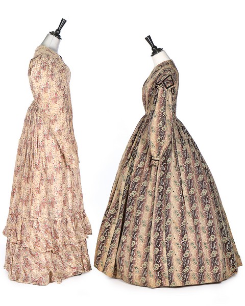 Two printed gowns, - Bild 2 aus 8