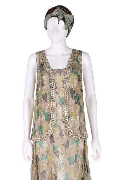 A printed lamé cocktail dress, the fabric 1930s, made in a 1920s style, - Bild 5 aus 8