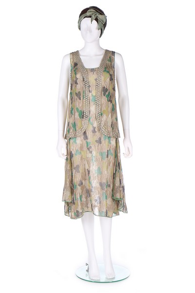 A printed lamé cocktail dress, the fabric 1930s, made in a 1920s style, - Bild 2 aus 8