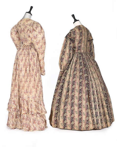 Two printed gowns, - Bild 3 aus 8