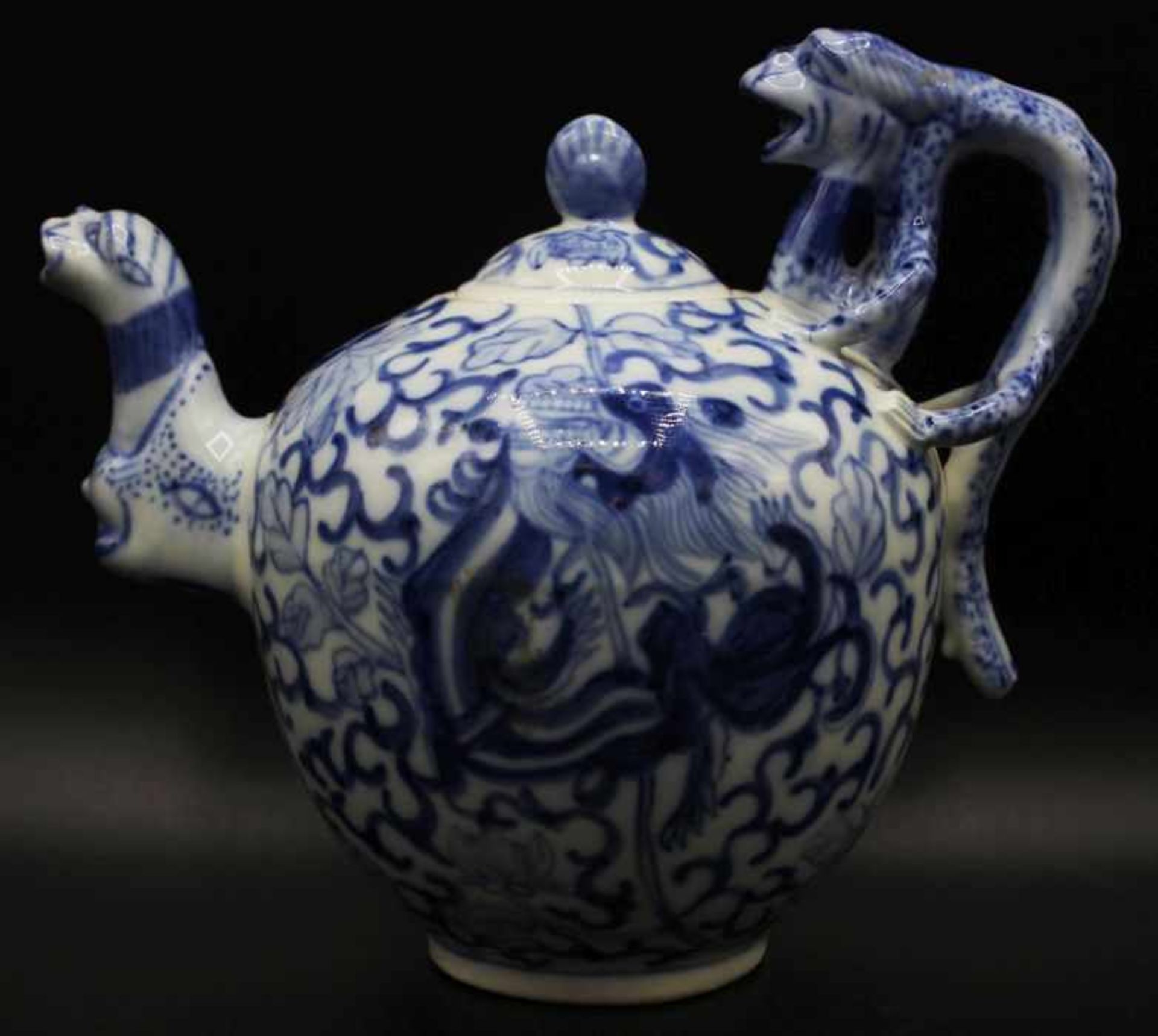 Teekanne - wohl China 20.Jahrhundert weißes Porzellan blau staffiert, Drachendekor, blaue