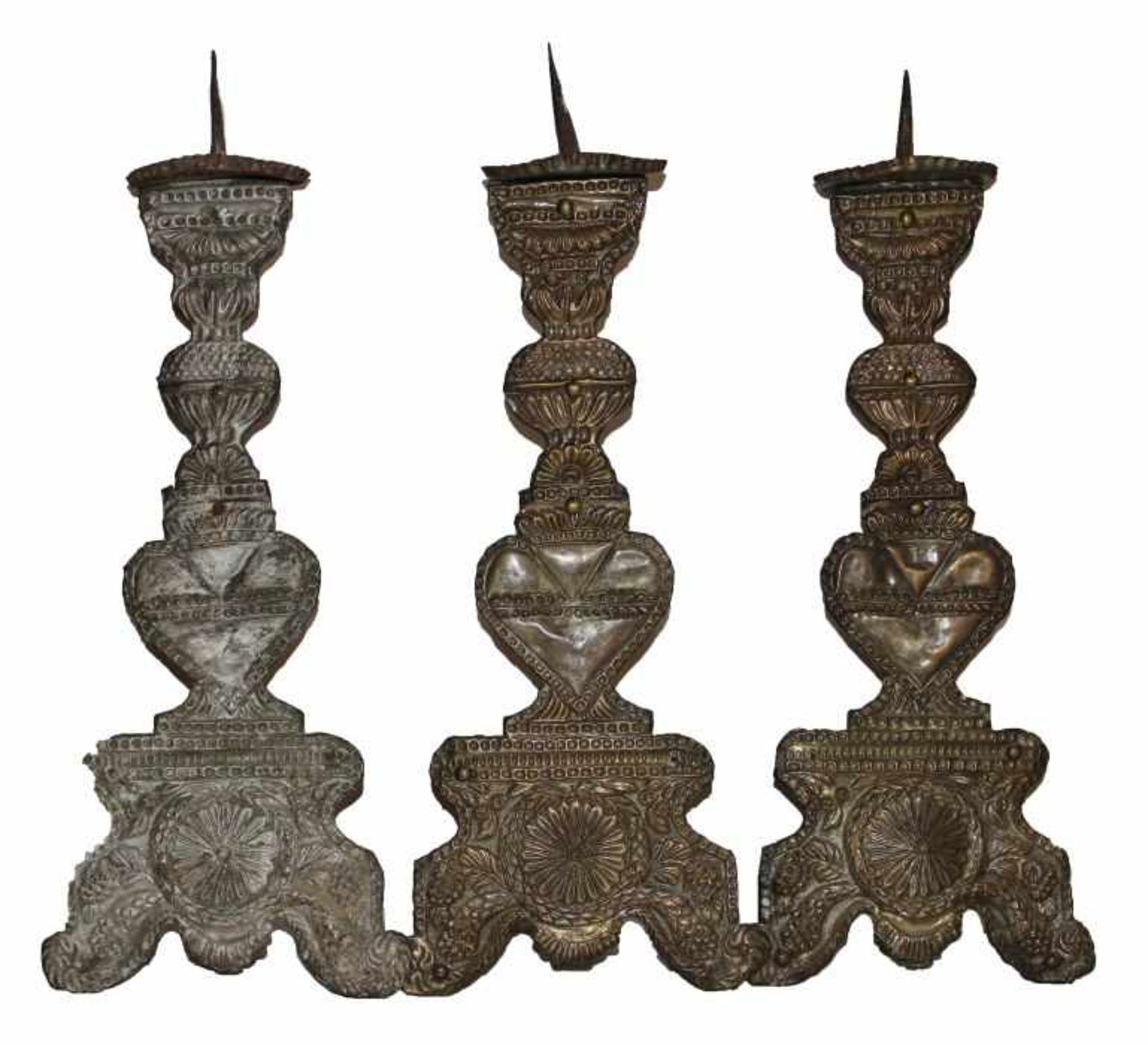 Drei Kerzenleuchter - wohl deutsch um 1800 Messingblech versilbert, reich verziert mit Herz und
