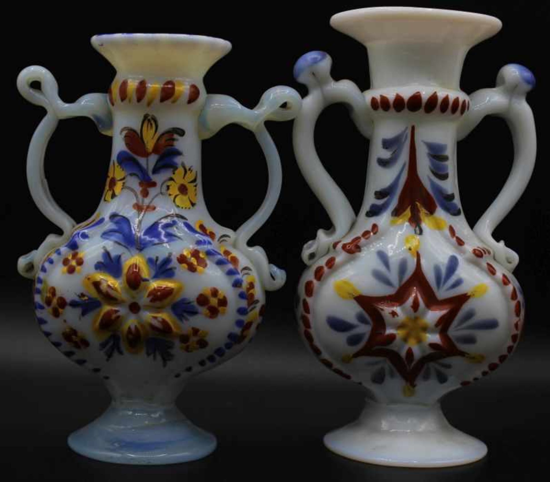 Paar Henkelvasen aus dem 19.Jahrhundert Milchglas, floral bemalt, seitliche Handhaben, runde Plinthe