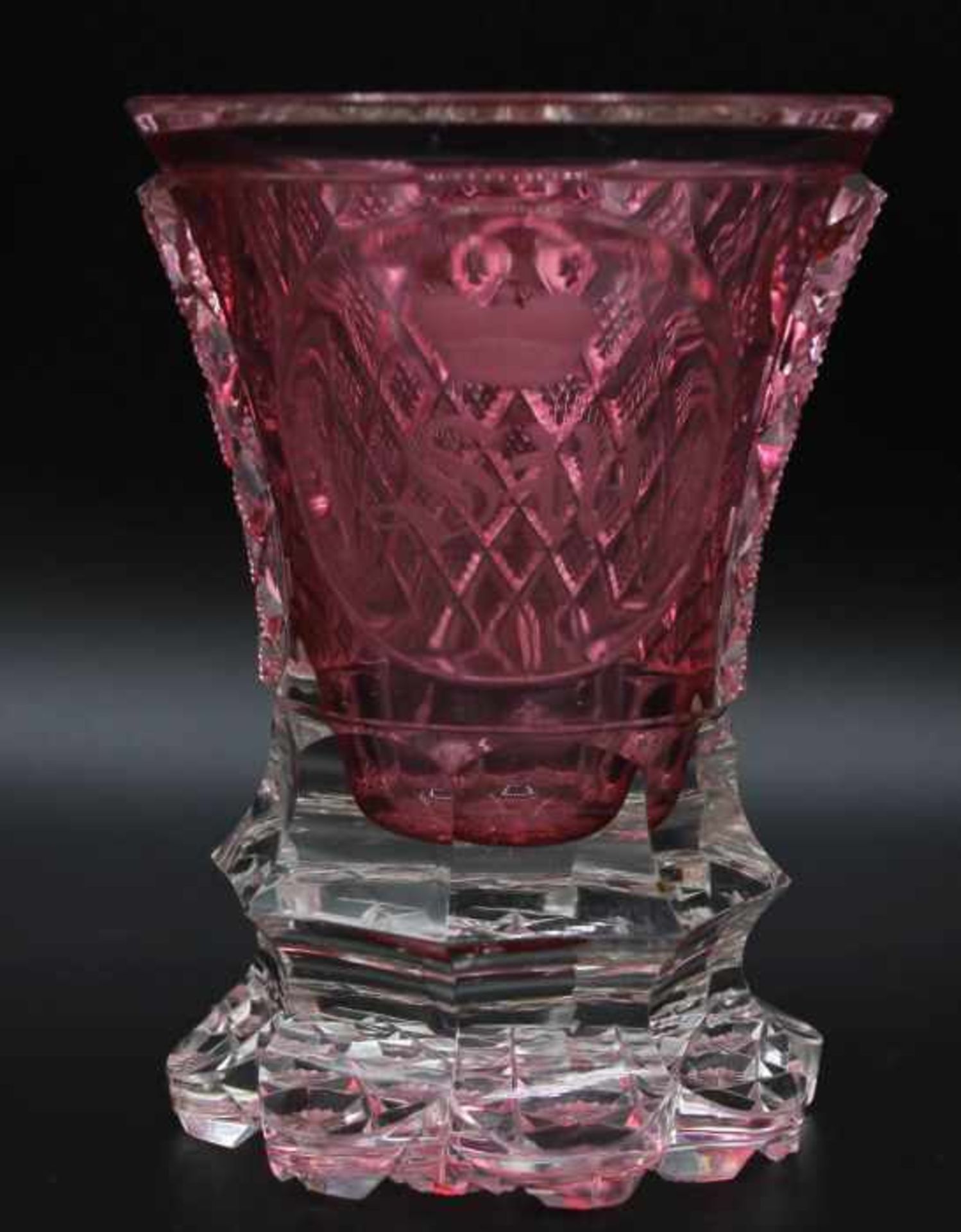 Ranftbecher aus dem 19.Jahrhundert farbloses Glas, roséfarben, geschnittenes Rautendekor, im Spiegel