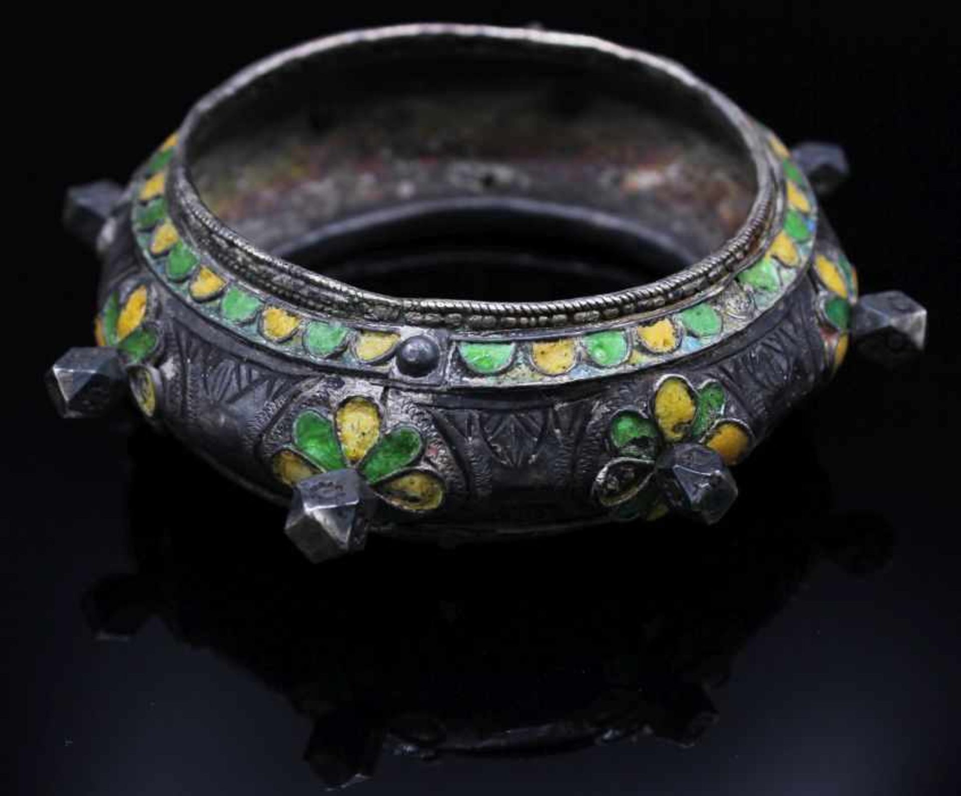 Berber Armreif - wohl Nordafrika Silber emailliert in Grün/Gelb, graviertes Dekor, Altersspuren, d.=