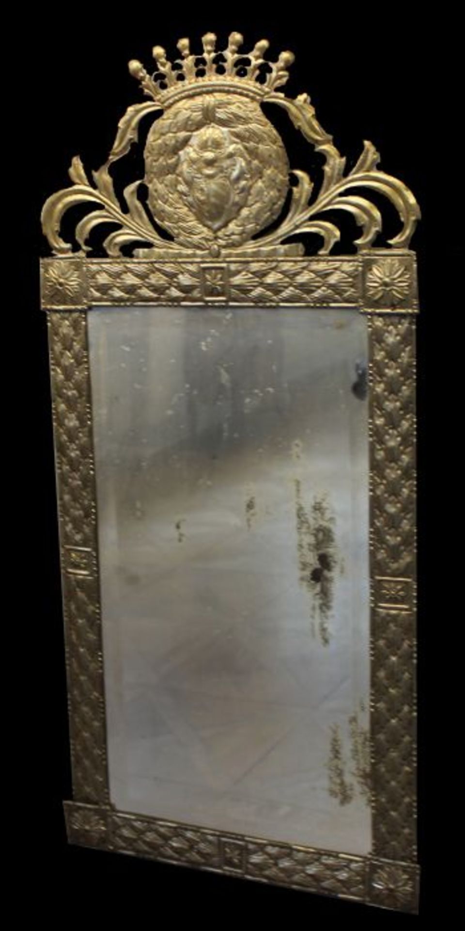 Spiegel aus dem 19.Jahrhundert rechteckige Form mit abgesetzten Ecken und Rosetten, Bekrönung mit