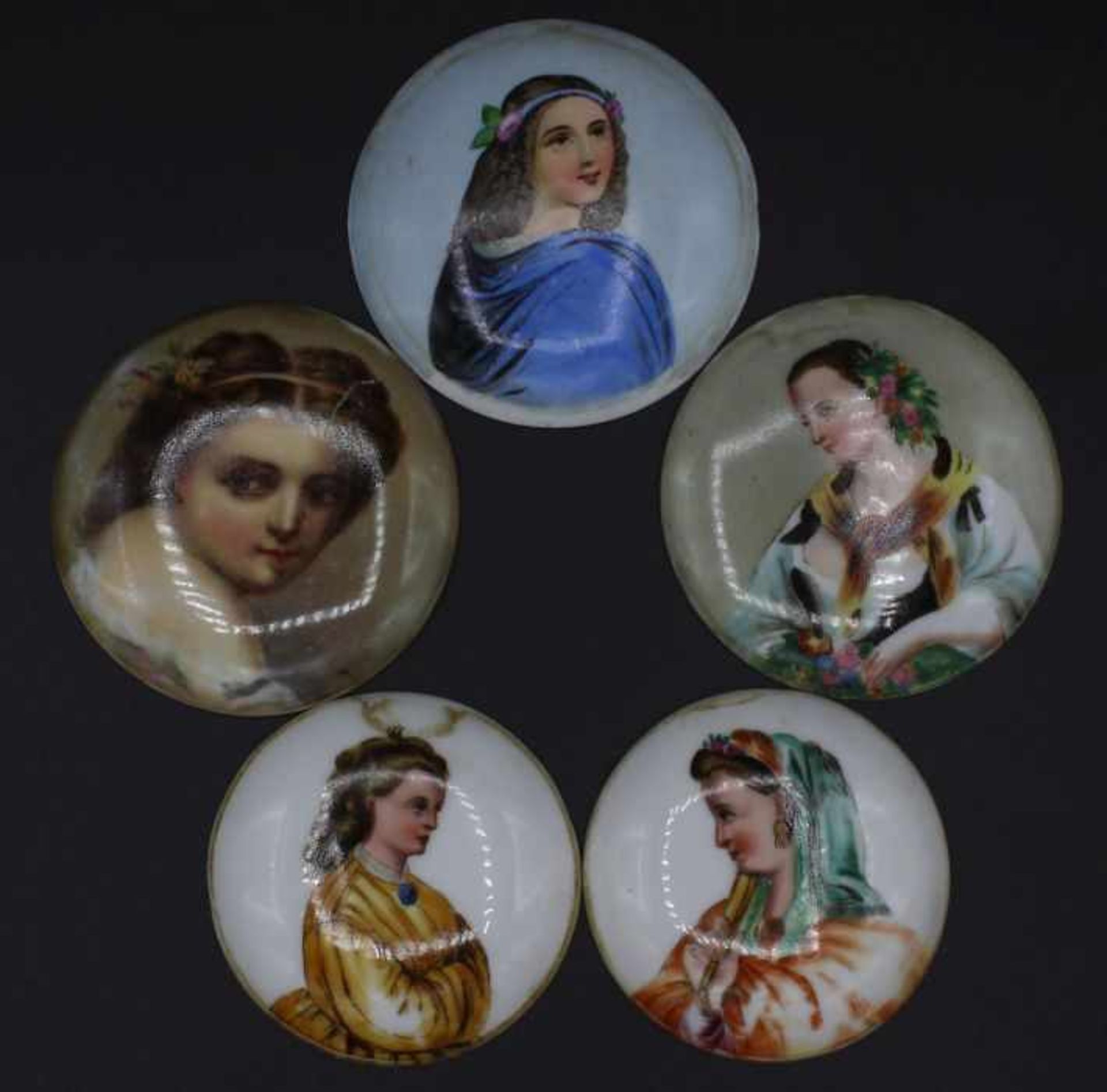 Porzellanmedaillons aus dem 19.Jahrhundert verschiedene Damenportraits, Altersspuren, 5 Stück, d.=