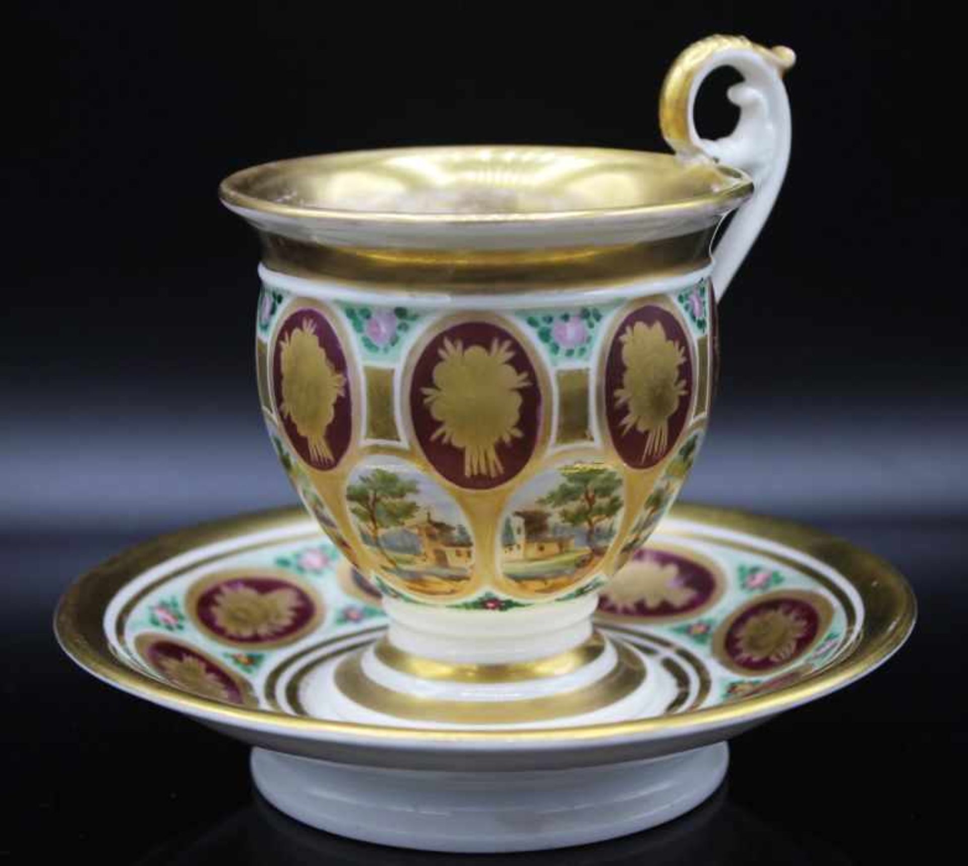 Sammeltasse mit Ut - wohl Frankreich 19.Jahrhundert Porzellan umlaufend dekoriert mit