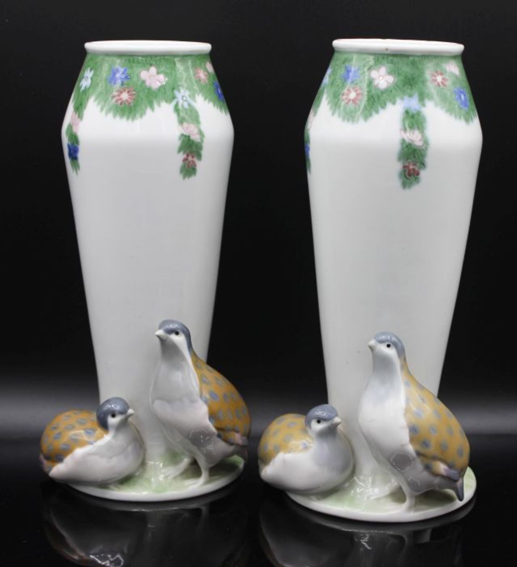 Paar Vasen - Marke Pirkenhammer Modellnummer 3140 3, staffiert mit je zwei plastischen Rebhühnern,