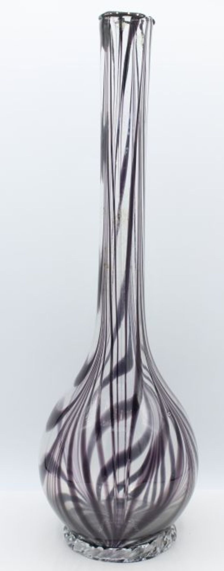 Vase um 1970 farbloses Glas mit violetten Fadeneinschmelzungen, Plinthe best., Abriß, Höhe ca. 41