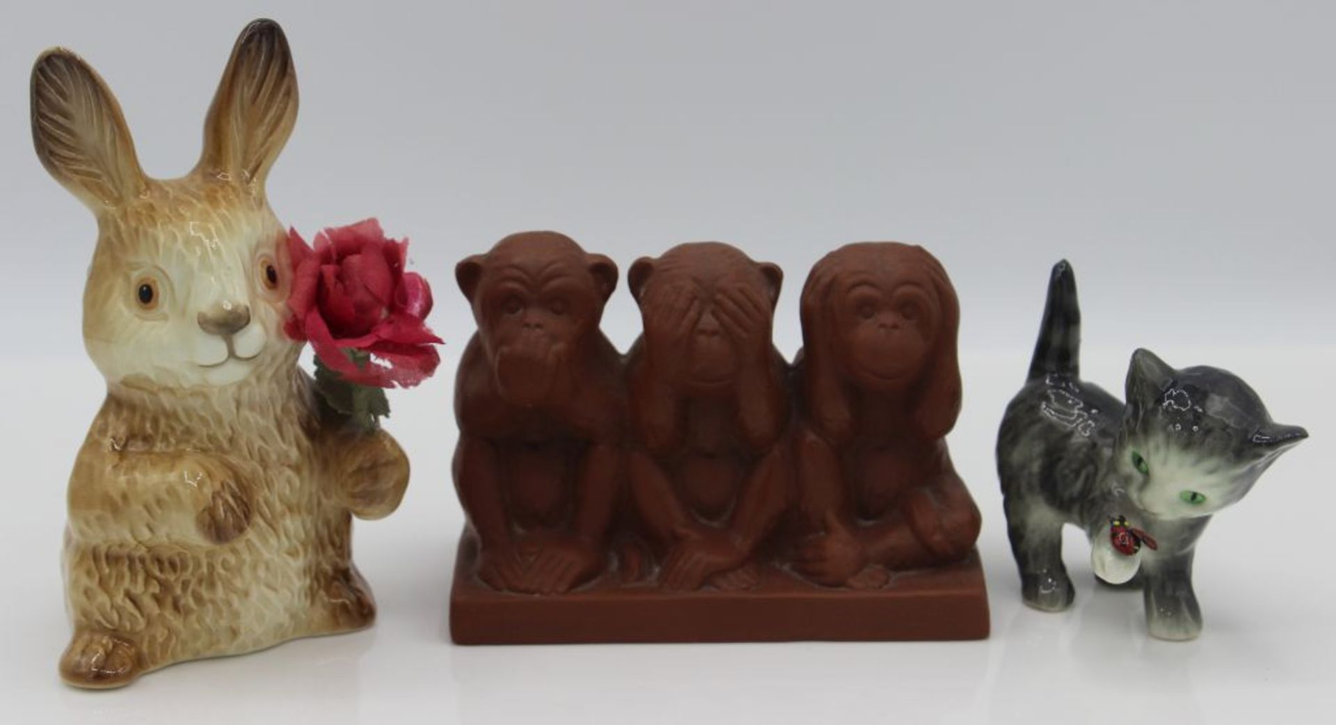 Lot Figuren - Marke Goebel "3 Affen, Hase, Katze", Porzellan bunt staffiert, verschiedene Größen,