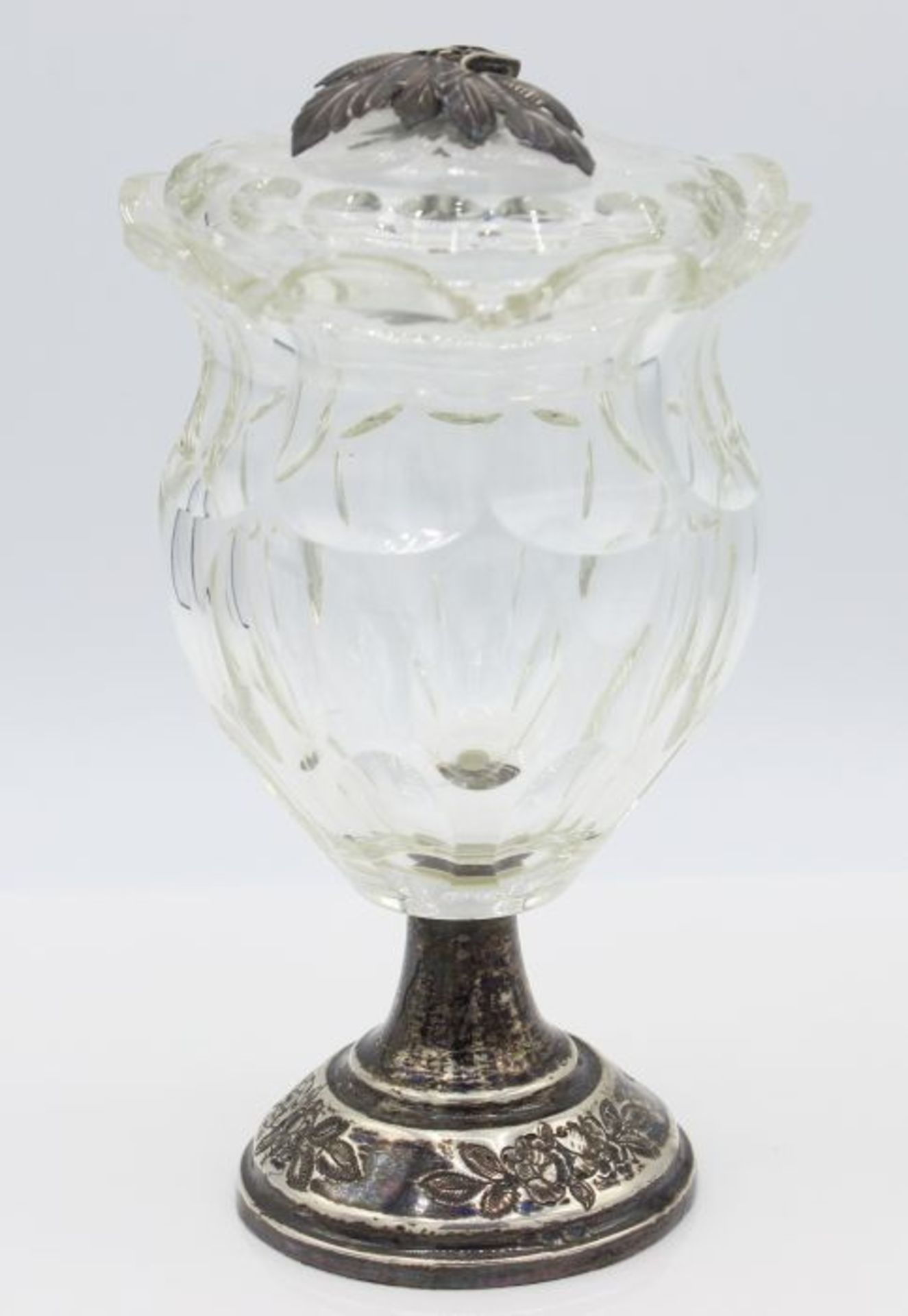 Kleiner Deckelpokal farbloses Glas mit Ovalschliff, runder getreppter, silberner Fuß mit floralem