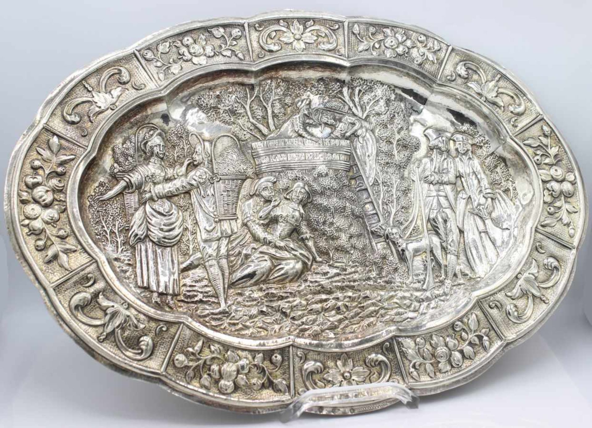 Barocke Schauplatte - wohl 19.Jahrhundert Silber, Nürnberger Marken, Tremolierstich, geschweifter