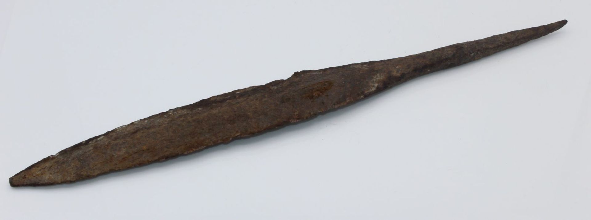 Antike Speerspitze Eisen, stark korrodiert, Länge ca. 35 cm