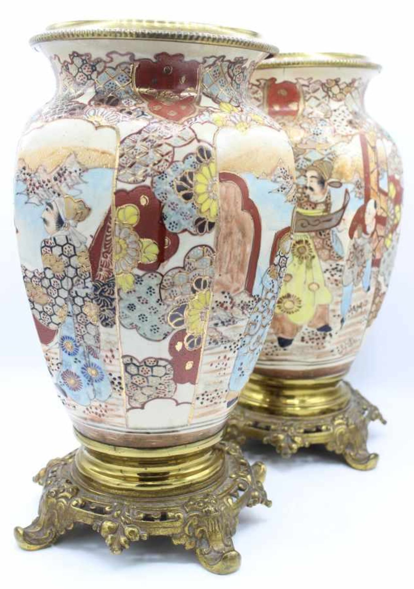 Paar Satsuma Vasen - Japan nach 1900 Email-Überglasur, umlaufend dekoriert mit jap. Szenerien,