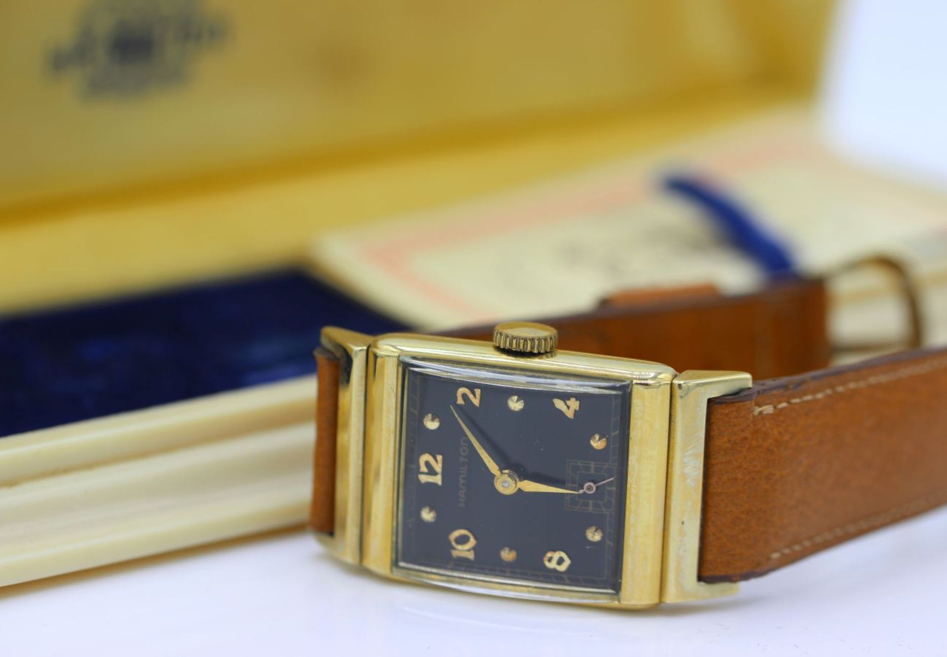 Goldene Armbanduhr Marke Hamilton, Modell Wesley, um 1950, Gehäuse und Boden gst. Gelbgold 14K, Maße