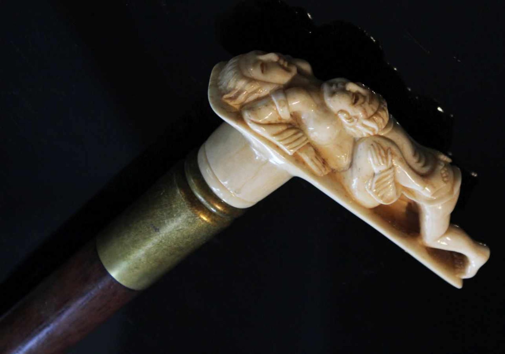 Gehstock aus dem 20.Jahrhundert Horn beschnitzt, "Erotische Szene", Holzstab mit